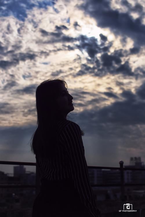 红彤彤_一大蓬_见风它就逞凶狂_无嘴能吃天下物_单怕雨水不怕风-《打一自然