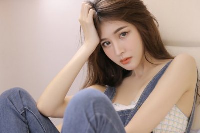 汽油肚里藏,铁袍身上裹,捻它手指头,红花开一朵《打一个物品》