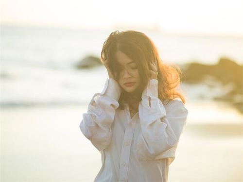 一样物,花花绿,扑下台,跳上屋《打一个动物》