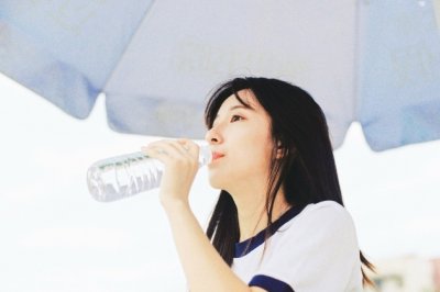浮云终日行 《打一成语》