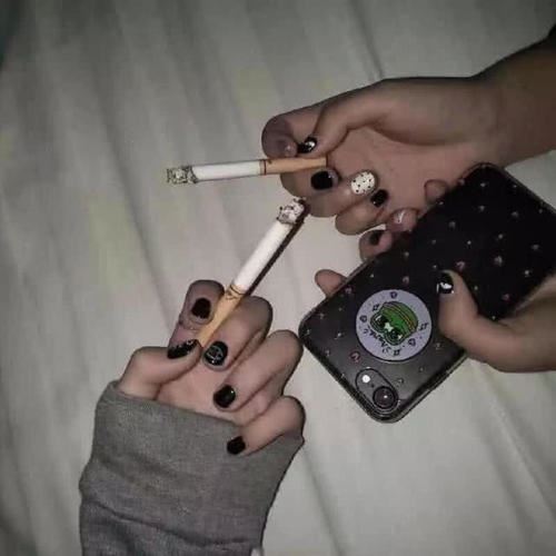 交往好摆阔 《打一成语》