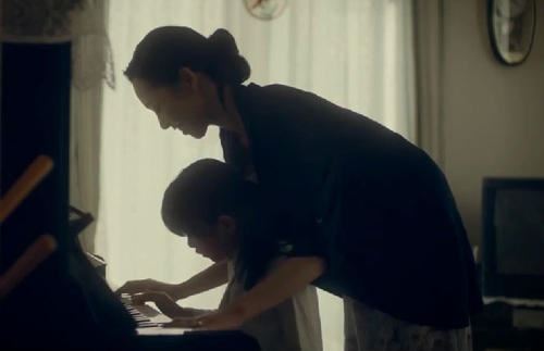 小小售货员,肩上不挑担,背上背着针,满地到处串《打一个动物》