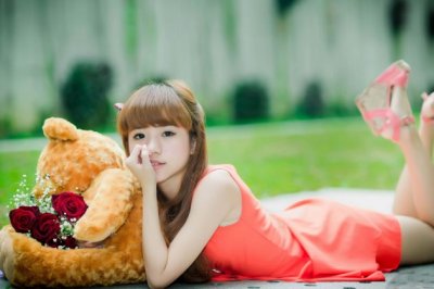 头戴双尖帽子,身穿黑色袍子,说话带鼻音,人人听得清《打一个动物》