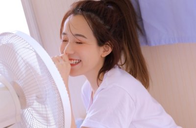 一物嘴很长,爱坐火中央,头上冒白气,帽子乱晃荡《打一个物品》