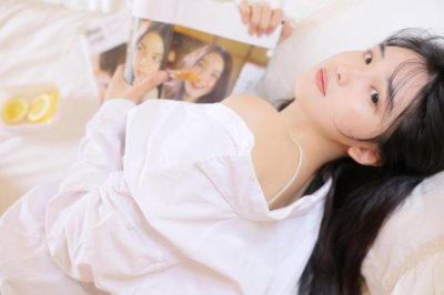 独自对飞花 《打一成语》
