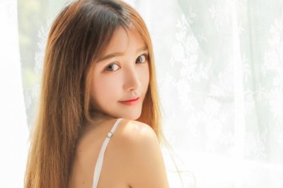 破纸窗前透月明 《打一成语》