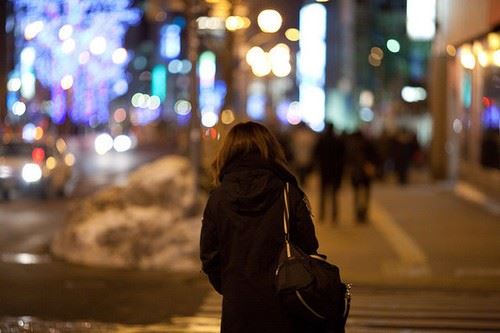 隔墙传来箜篌弹 《打一成语》
