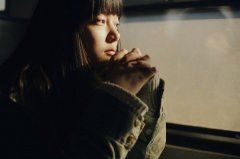 皇帝坐当中　《猜古代画家一》
