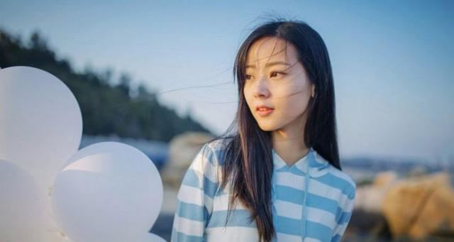 人戴草帽踩高跷　《猜7笔字》