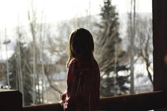 红梗子,绿叶子,开白花,结黑子《打一个植物》