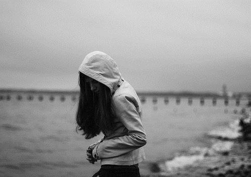 遇雨看松色 《打一成语》