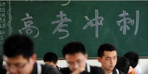 牛羊成群结队行 《打一成语》