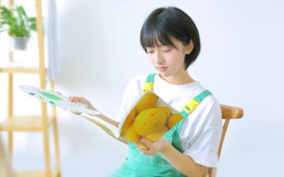 头戴鲜花鸟中少_身穿花袍好炫耀_翘起尾巴让人瞧_人人见了人人笑-　《猜飞行