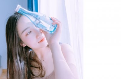 猜谜语题目:秘密养牛《打一个六字俗语》