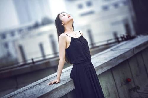 小陈礼拜天早上赶到西门町去看早场电影_到了西门町_却看不到半个人_为什么?