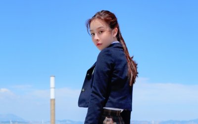 粽子脸,梅花脚,前面喊叫,后面舞刀《打一个动物》