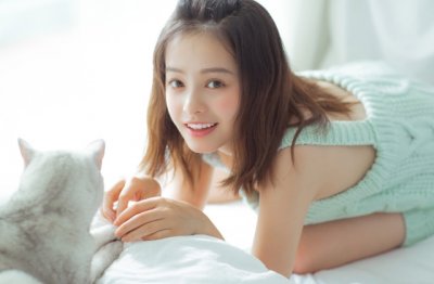 古刹前留影 《打一成语》