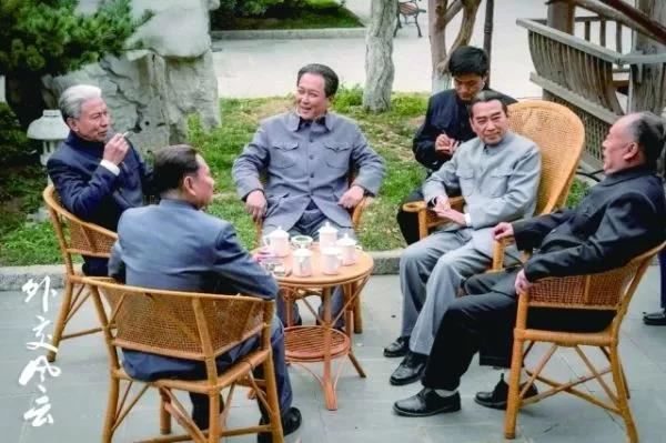 “眼色相看意已传” 《4字网络用语》