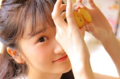 “老人们举杯_孩子们欢笑_小伙儿弹琴_姑娘歌唱”　秋千格《猜青海地名》