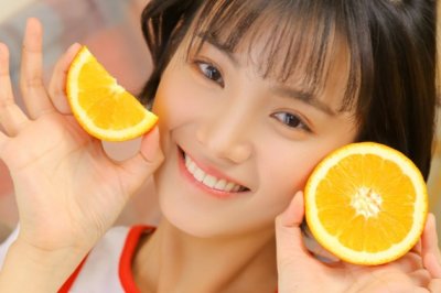 妈妈叫小民去拿碟子来装菜_小民拿来了_却被骂了一顿_为什么？