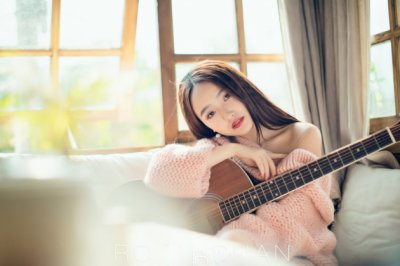 公车来了_一位穿长裙的小姐投了8块钱_司机让她上车_第二位穿迷你裙的小姐投