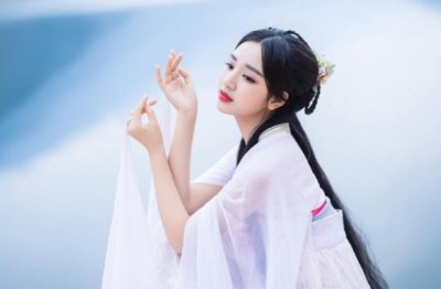 小陈半夜吃泡面_为什么一面吃_一面眼盯着表？