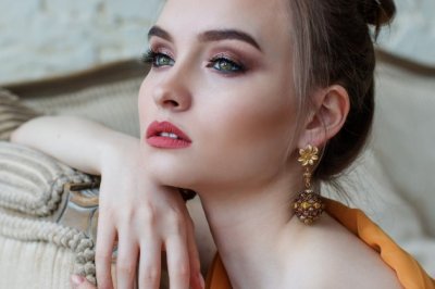 四方来合作,贡献大一点《猜一字谜》