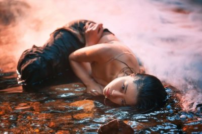 有个男子住在十三楼_他每天出门必搭电梯到一楼_但回来时只搭到四楼_然后再爬