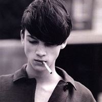 小时像逗号_在水中玩耍-长大跳得高_是捉虫冠军《猜一动物》