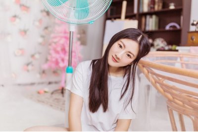 羽毛特异胜诸禽_出谷堪听好声音_只因别具有特色_博得许多赞扬声-　《猜一种