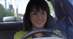 猜谜语题目:枫树无风,旁边有位老公中《打一个字》