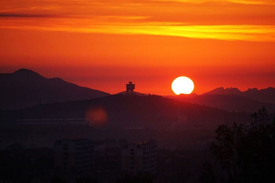 王先生白小姐坐在石头上《猜一字谜》