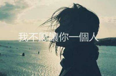 在平衡的跷跷板两边各放一个西瓜和冰块_重量相等_如果就这样放着_最后_跷跷
