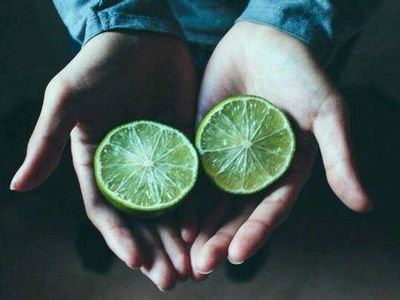 一块油糕真稀奇,不咸不甜不能吃,帮助大家搞清洁,除污去垢最得力《打一个物品》