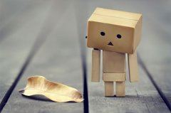 纵马迢迢日下来 《打一成语》