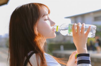 有枪不能放_有脚不能行_天天弯着腰_总在水里游《一动物》