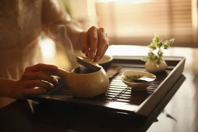 解落三秋叶,能开二月花-过江千尺浪,入竹万竿斜-《猜一自然现象》