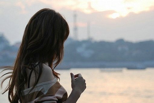 服装设计不落俗套 《打一成语》