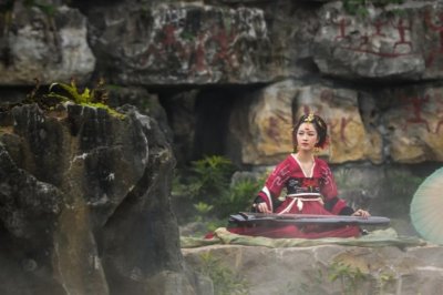 胡须扎人 《打一成语》