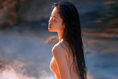 佳人生就貌倾国 《打一成语》