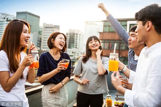 尖尖的嘴巴象老鼠,一身茸毛尾巴粗,爱在森林里边住,爱吃松子爱上树《打一个动物》