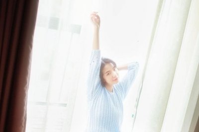 上面贴耳朵_下面靠嘴巴_和人非一地_却能互说话-　《猜电子产品一》