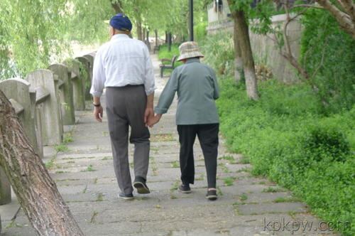 庄子鼓盆吊亡妻 《打一成语》