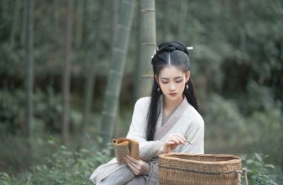 中腹落子 《打一成语》