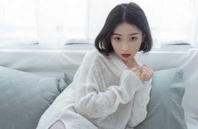竞夸春山天下绝 《打一成语》