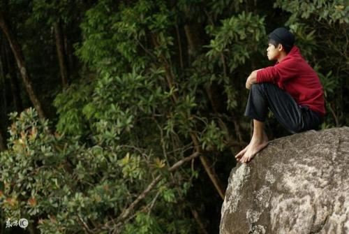 人嘴上留八字胡《猜一字谜》