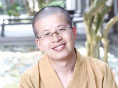 关羽古城望来敌 《打一成语》