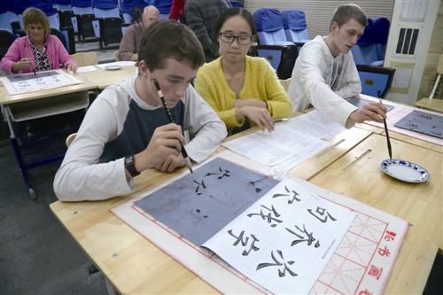 猜谜语题目:狗脾气《打一个字》