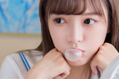 肚皮花里绿,背脊三根索,头里三只角,日里沿街走,夜里歇壁角《打一个乐器》