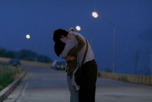 借得无边东风力,鸟雀飞到半天空,用根丝线来相连,只怕下雨不怕风《打一个生活物品》